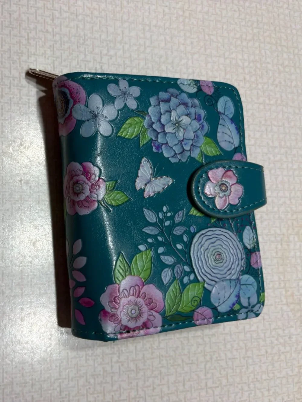 NWOT Pretty Floral Teal Bifold with zipper coin pocket on outside